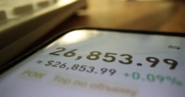 Cep telefonunda, online yatırımda ve finansal konseptte sergilenen borsa verileri. Akıllı telefon ekranı ve mali gelir artışı
