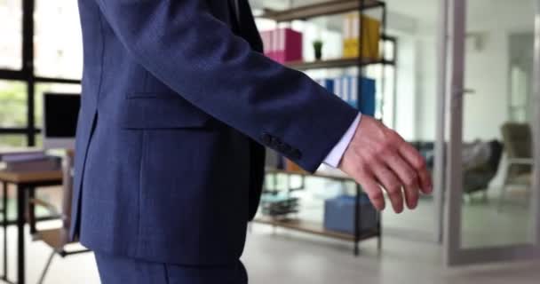 Mężczyzna Ręce Uścisk Udanej Współpracy Korporacyjnej Kobietą Biznesmeni Ściskający Dłonie — Wideo stockowe