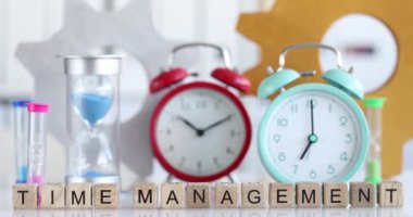 Zaman yönetimi kelimesi kum saati ve çalar saat. Fazla mesai ve iş planlama kavramı