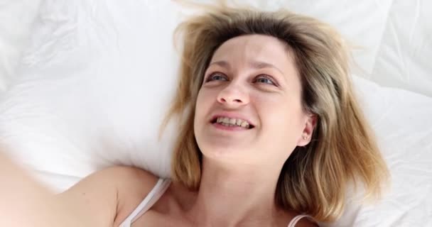 Piękna Młoda Kobieta Robi Selfie Sypialni Pozytywny Nastrój Wideo Połączenie — Wideo stockowe