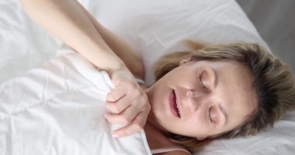 Przerażona Młoda Kobieta Leży Łóżku Patrzy Pod Kołdrę Nietrzymanie Moczu — Wideo stockowe