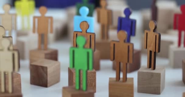 Veelkleurige Houten Figuren Van Mensen Met Creatieve Vaardigheden Individuele Kenmerken — Stockvideo