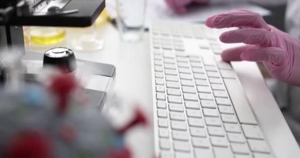 Руки Ученого Перчатках Работают Клавиатуре Лаборатории Концепция Анализа Данных Научных — стоковое видео