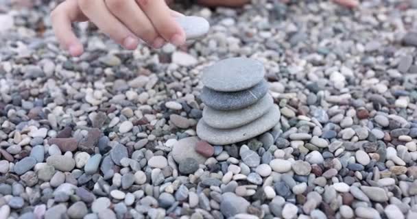 Crianças Mão Coloca Pedras Praia Por Mar Conceito Zen — Vídeo de Stock