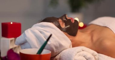 Güzellik salonunda maske takan güzel bir kadın. Yüz bakımı ve gençleştirme konsepti