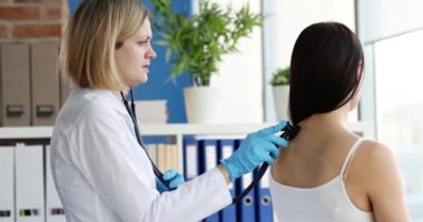Doktor steteskopla akciğerleri ve kalp atışlarını dinliyor. Tıbbi hizmetler ve terapist randevu kavramı
