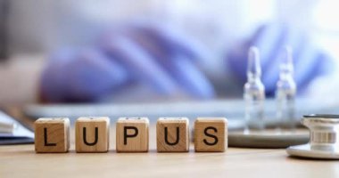 Tahta blok kelime lupus ve doktor. Sistemik lupus eritematosus konsepti için aşı
