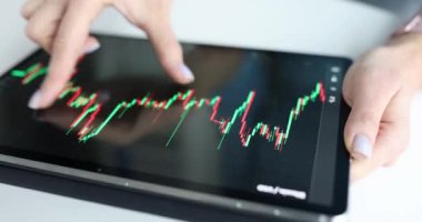 Kadın eli dijital tablet kapanış filminde kripto para birimi oranının büyüme grafiğini inceliyor. Çevrimiçi iş satın alma bitcoin kavramı