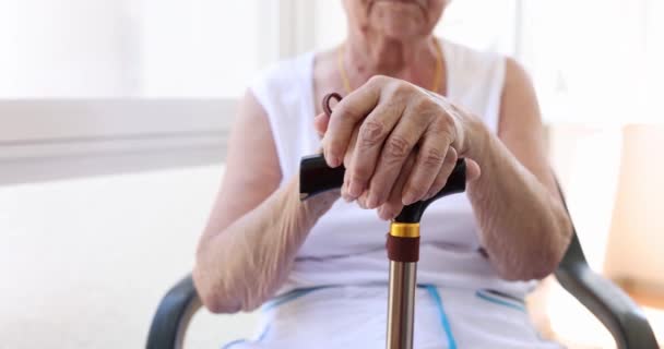 木製の杖を閉じる上で古い女性の手 老人ホームと孤独の概念 — ストック動画