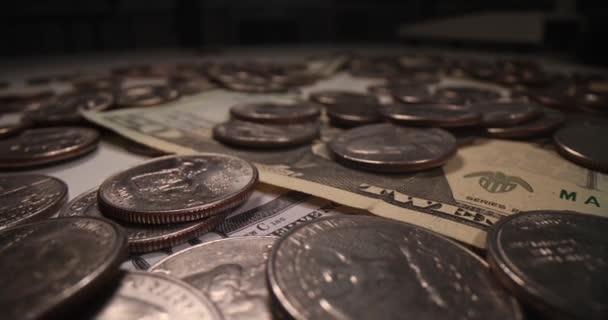 暗い背景にドル紙幣と硬貨 違法起業家活動と所得概念 — ストック動画