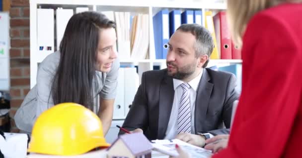 Lidé Stavitelé Pracují Stavebními Výkresy Stolu Teamwork New Construction Project — Stock video