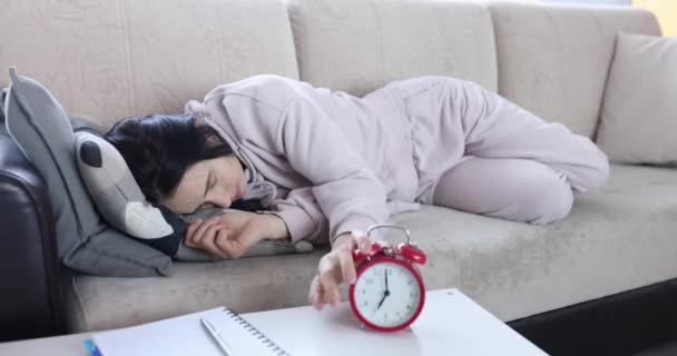 Donna Spegne Sveglia Dorme Sul Divano Depressione Stanchezza Cronica Concetto — Video Stock