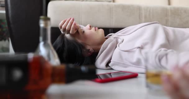 Femeia Stă Podea Pahar Sticlă Alcool Dependența Alcool Conceptul Depresie — Videoclip de stoc