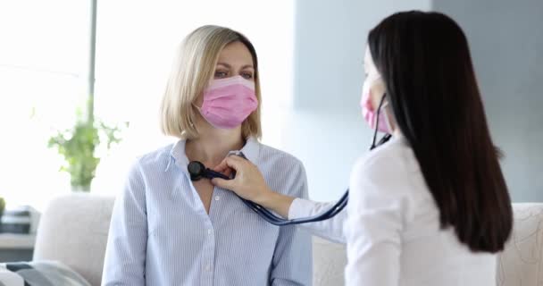 Médico Que Usa Una Máscara Protectora Con Estetoscopio Revisa Los — Vídeo de stock