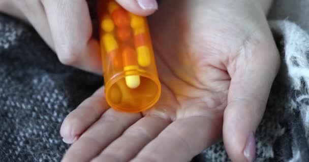 Pessoa Despeja Comprimidos Garrafa Tomar Antibióticos Antidepressivos Conceito — Vídeo de Stock