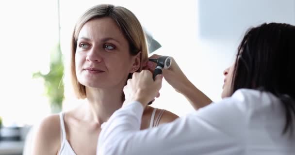 Otolaryngologist Undersöker Kvinnligt Öra Med Otoskop Hörselnedsättning Hos Vuxna — Stockvideo