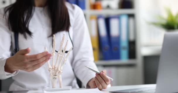 医生在骨骼上显示了手部解剖 骨性关节炎概念与医学教育 — 图库视频影像