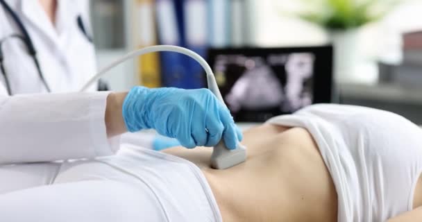患者の早期妊娠を調べる専門医の手に超音波スキャナー装置 腹部超音波を行う患者 — ストック動画