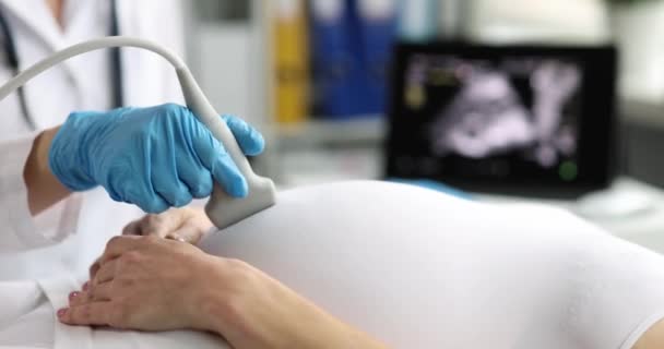 Mujer Embarazada Somete Ultrasonido Primer Plano Clínica Ecografía Para Determinar — Vídeos de Stock