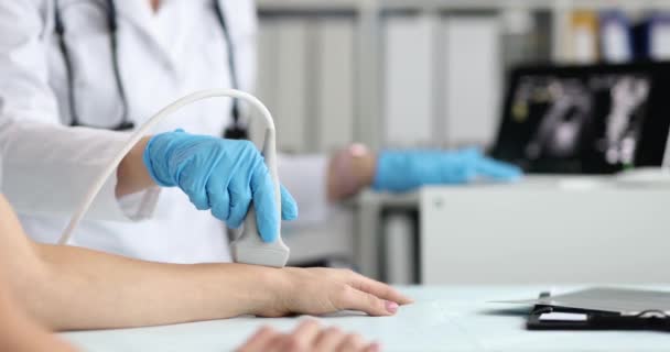 Médico Realiza Exame Ultra Som Pulso Paciente Clínica Dor Nas — Vídeo de Stock