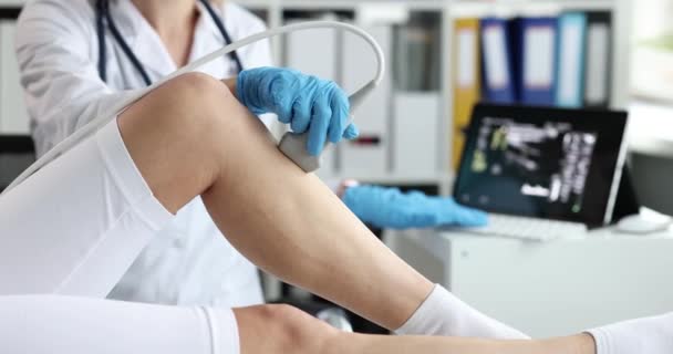 Γιατρός Διεξάγει Υπερηχογράφημα Εξέταση Της Άρθρωσης Γόνατος Στην Κλινική Closeup — Αρχείο Βίντεο