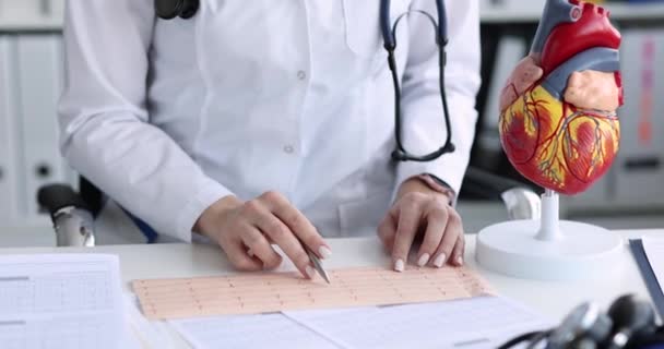 Orvos Megvizsgálja Kardiogramot Orvosi Klinika Közelségében Szívbetegség Diagnózis Fogalma — Stock videók