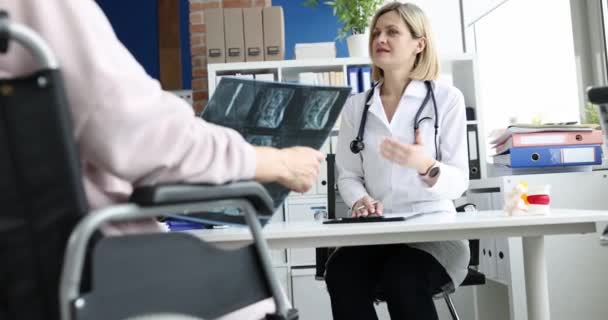 Donna Paziente Con Medico Discute Raggi Schiena Seduta Sedia Rotelle — Video Stock