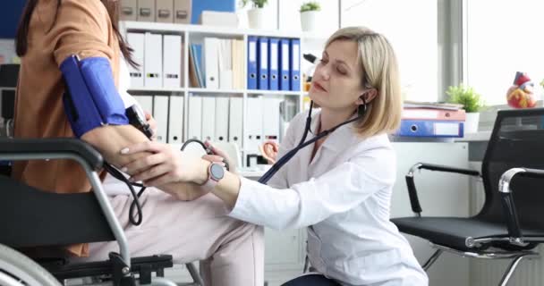 Médico Verifica Pressão Arterial Mulher Grávida Hospital Conceito Consulta Paciente — Vídeo de Stock