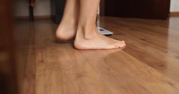 Kadınların Bacakları Kiloları Neşeli Atlayışları Kilo Verme Konsepti — Stok video