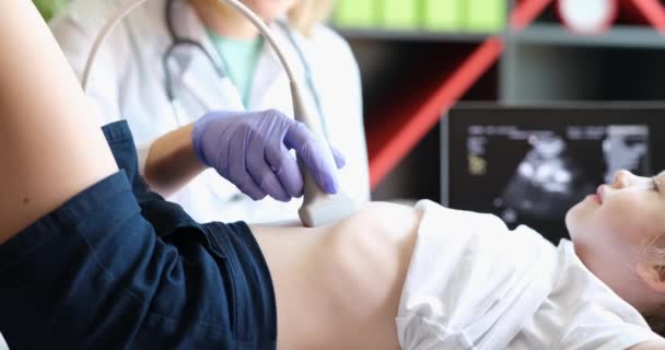 Lægen Udfører Ultralyd Indre Organer Lille Pige Klinikken Ultralyd Nyrer – Stock-video