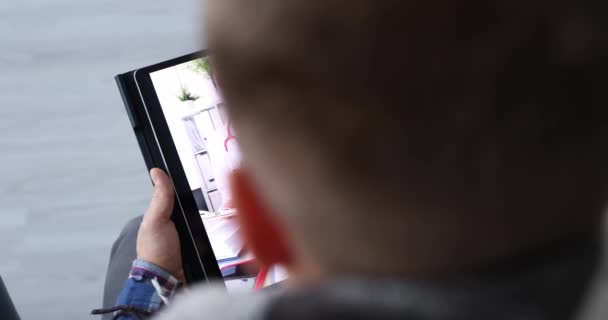Kranker Mann Gespräch Mit Arzt Auf Digitalem Tablet Hause Film — Stockvideo