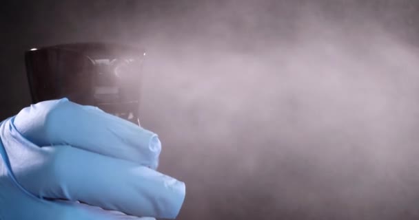 Şişeden Püskürten Lastik Eldiven Ağır Çekimde Filmden Tesis Dezenfeksiyonu Kavramı — Stok video