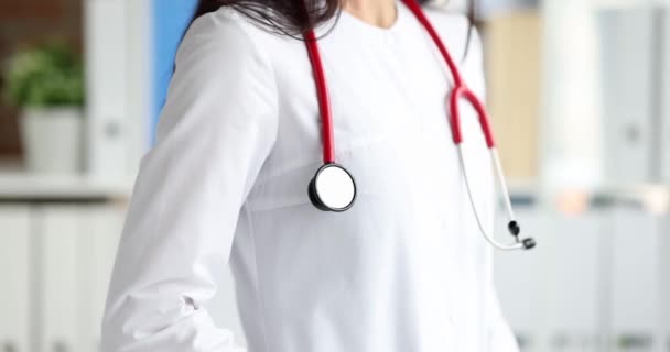 Femme Médecin Uniforme Médical Avec Stéthoscope Rouge Gros Plan Film — Video