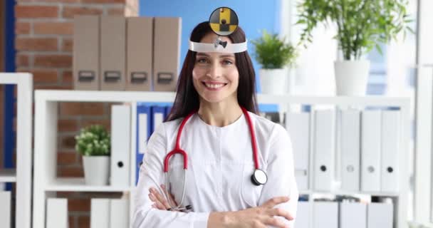 Retrato Médica Sorridente Com Refletor Frontal Sua Cabeça Filme Câmera — Vídeo de Stock