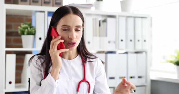 Kadın Doktor Klinikte Cep Telefonuyla Konuşuyor Ağır Çekimde Uzaktan Tıbbi — Stok video