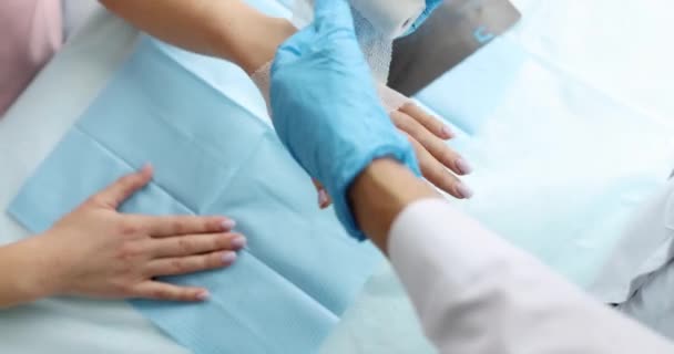Arzt Bandagiert Patient Verletzte Arm Klinik Nahaufnahme Film Erste Hilfe — Stockvideo