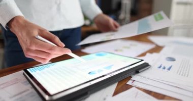 Kadın verileri grafiklerle ve dijital tabletlerle karşılaştırıyor. Yakın çekim 4K film yavaş çekim. İş istatistikleri kavramı