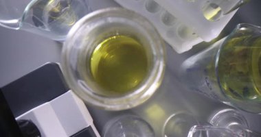 Test tüpünün dibindeki sarı sıvının 4k. Ağır çekimde çekildiği kimyasal laboratuvar. İdrar kavramının klinik analizi
