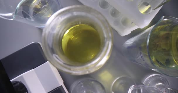 Closeup Líquido Amarelo Parte Inferior Tubo Ensaio Laboratório Químico Filme — Vídeo de Stock