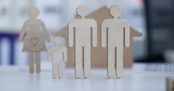 有家的有孩子的已婚男方夫妇的木制雕像 同性夫妇代孕概念 — 图库视频影像