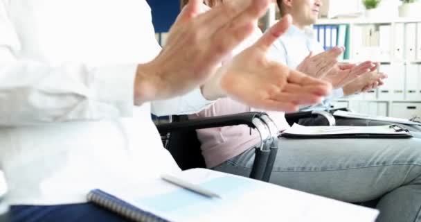 Een Groep Zakenmensen Applaudisseert Conferentie Werknemers Stagiaires Klappen Hand Geven — Stockvideo