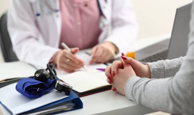 Kadın doktor el Pano ped gümüş kalem dolgu hasta geçmiş listesi tutun. Fiziksel sınav er hastalık önleme koğuş ziyaret onay 911'i yuvarlak reçete ilaç sağlıklı yaşam konsepti