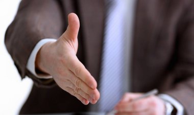Takım elbiseli adam ve ofis portre Merhaba olarak vermek el kravat. Arkadaş hoş geldiniz arabuluculuk teklifi tanıtım teşekkürler jest Zirvesi katılmak onay motivasyon erkek kol grev pazarlık olumlu