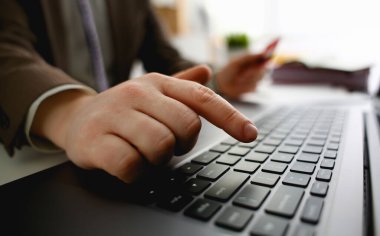 Erkek silah kredi kartı basın düğmeleri transfer closeup yapma tutun. İstemci indirim program sayısı veya dolgu kişisel kimlik bilgileri parola giriş hesabınıza girerken yolsuzlukla mücadele Finansal güvenlik