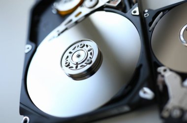 Bilgisayar veya dizüstü bilgisayar sabit disk tamir dükkanı tablo yer almaktadır. Hata tanılama gerçekleştirir ve acil onarım kurtarma kayıp veri silme Hdd closeup sırasında gerçekleştirir