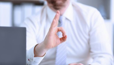 Erkek kol Tamam göster veya ofis portre konferans sırasında onaylayın. Üst düzey ve kalitede ürün teklif iyi sembolü ifade mükemmel arabuluculuk çözüm mutlu istemci yaratıcı Danışmanı katılmak