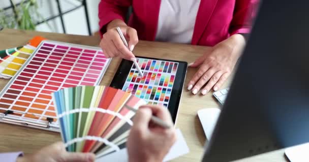 Designer Advises Client Shows Color Sample Interior Manager Presents Selection — Stock video