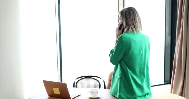 Businesswoman Sitting Desk Office Talking Phone Remote Business Negotiations Partner — 비디오