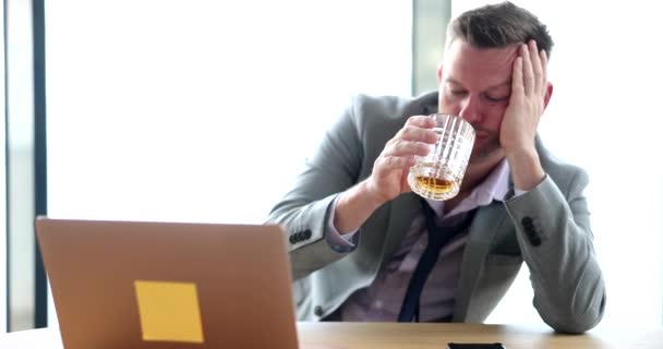 Drunk Sad Businessman Holding Glass Alcohol Workplace Emotion Stress Depression — Stockvideo