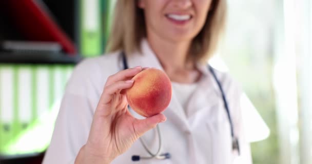 Woman Doctor Nutritionist Therapist Offering Fresh Peach Vitamins Healthy Food — Vídeos de Stock